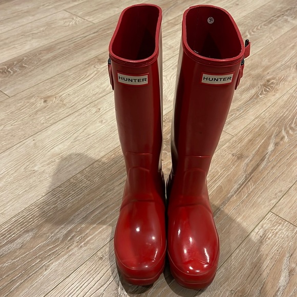 Hunter Shoes - Women’s red hunter rain boots.